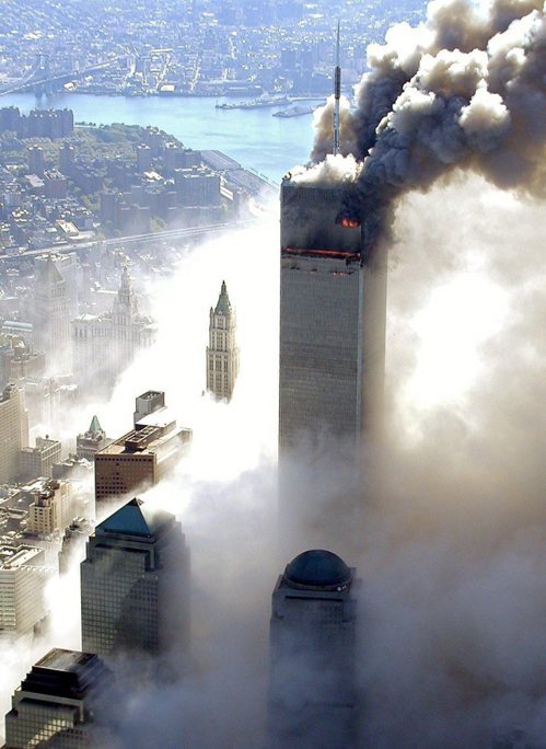 2001年9月11日，紐約世貿中心雙子星大樓遭兩架飛機自殺攻擊後，陸續倒塌的恐怖...