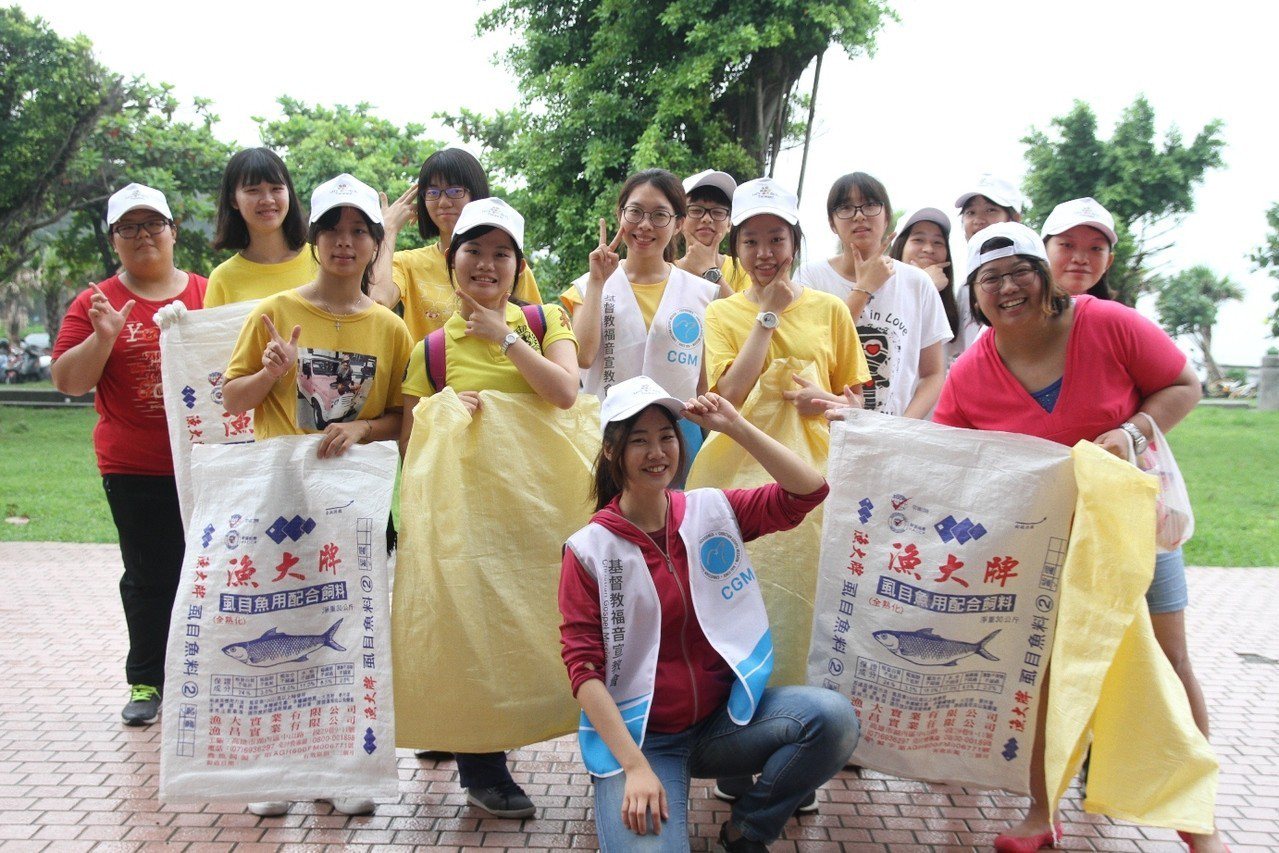 熱心環保的民眾在旗津冒雨響應「Lets do it!」公民活動。圖／主辦單位提供