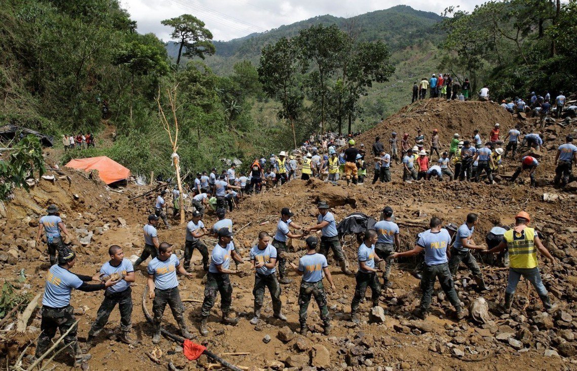菲律賓伊托貢山區的非法礦坑被土石流掩埋，至少54死、36人失蹤。 圖／美聯社