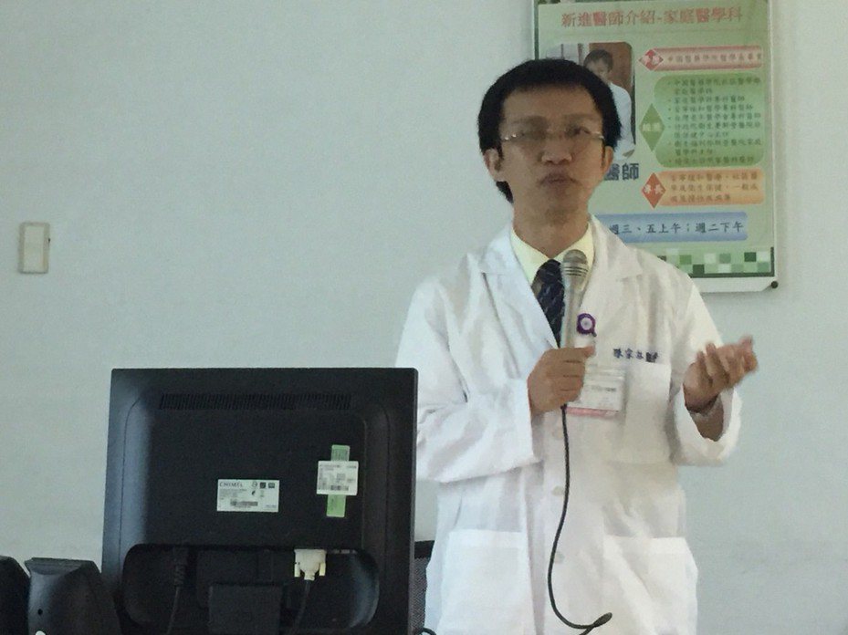 新營醫院醫師陳宗林說，平時有不舒服的症狀，針對不適的問題做檢查。記者吳政修／攝影