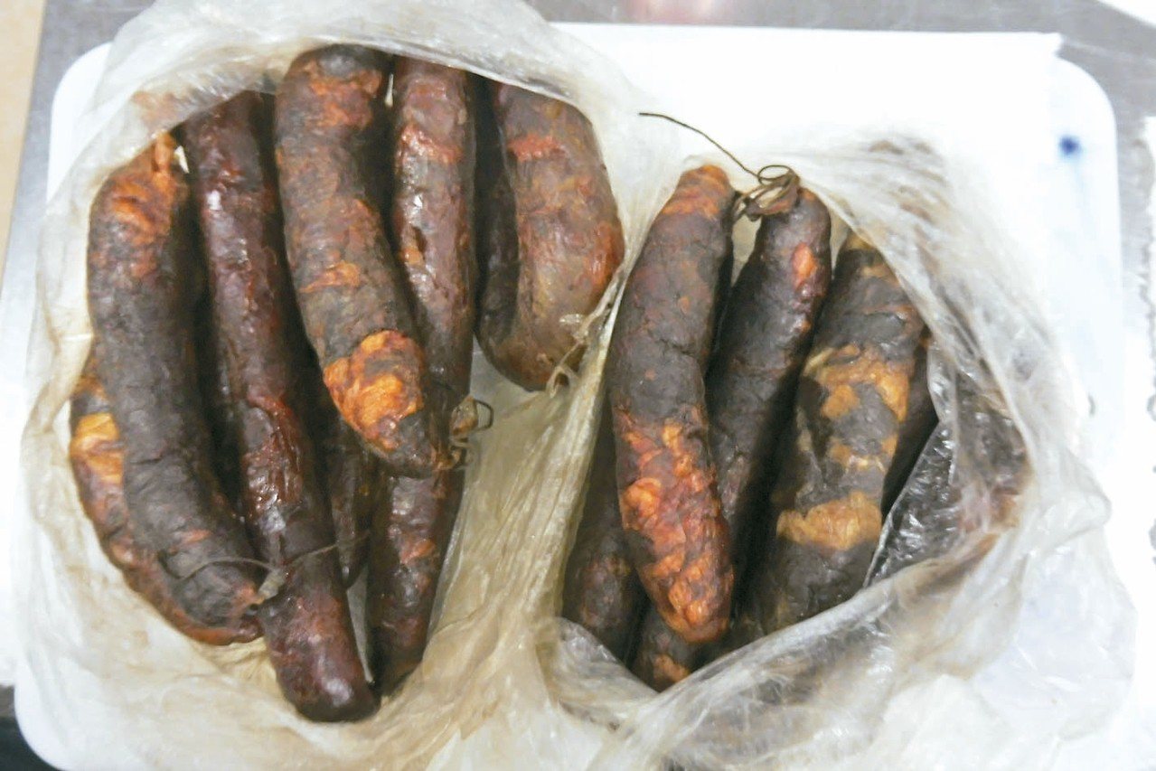 旅客違規自大陸攜帶生臘腸等製品至台灣，被開罰1.5萬元。