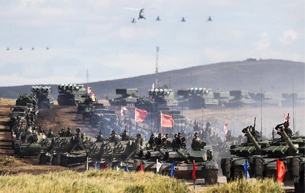 中俄主戰坦克引領閱兵方陣。 圖／取自澎湃新聞網
