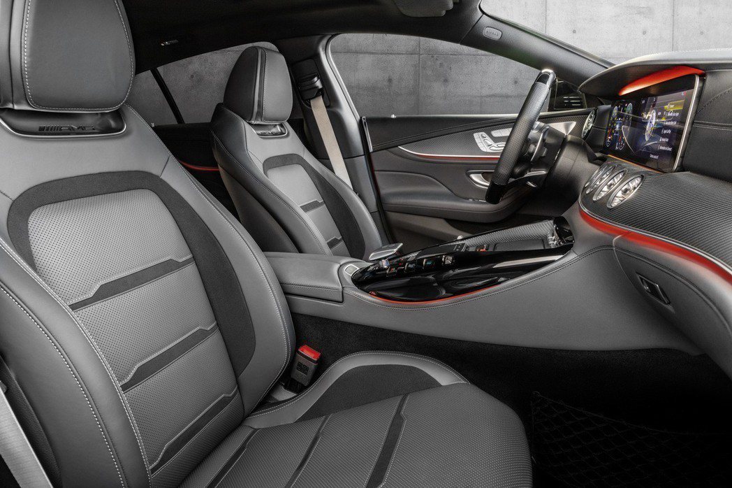 GT43的內裝差別，以照片判斷主要應該會是在座椅的等級。 摘自Mercedes