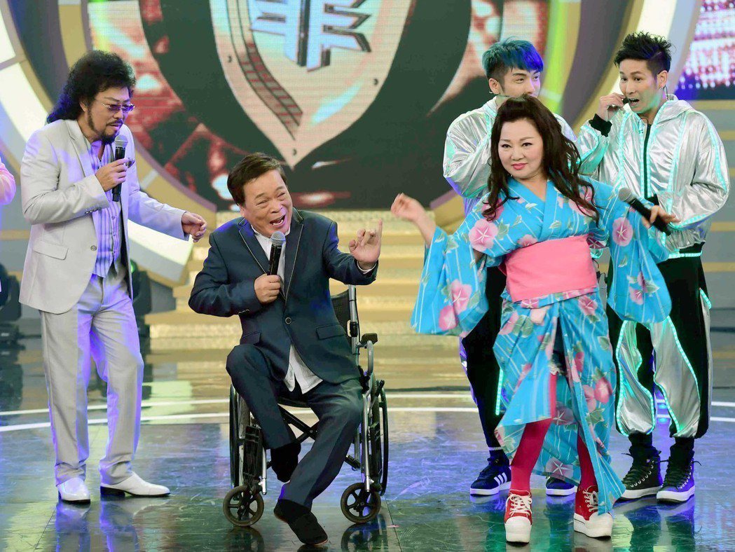 張菲的節目有歌有舞有模仿，是堅持傳統的綜藝節目。圖／華視提供