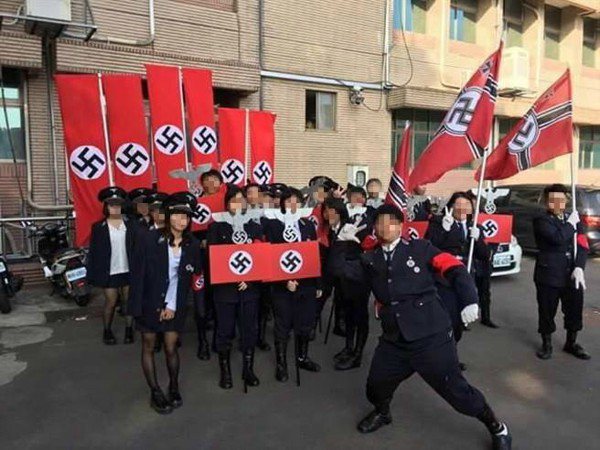 2016年，光復高中學生在聖誕感恩變裝遊行中，扮納粹親衛隊惹爭議。 圖／截自網路