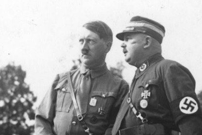 希特勒於與納粹黨成員。 圖／摘自維基百科