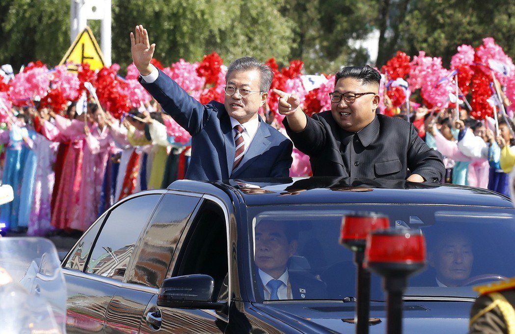 文總統夫婦搭乘座車，前往北韓當局專門接待外賓的百花園。過去金、盧兩任南韓前總統來...