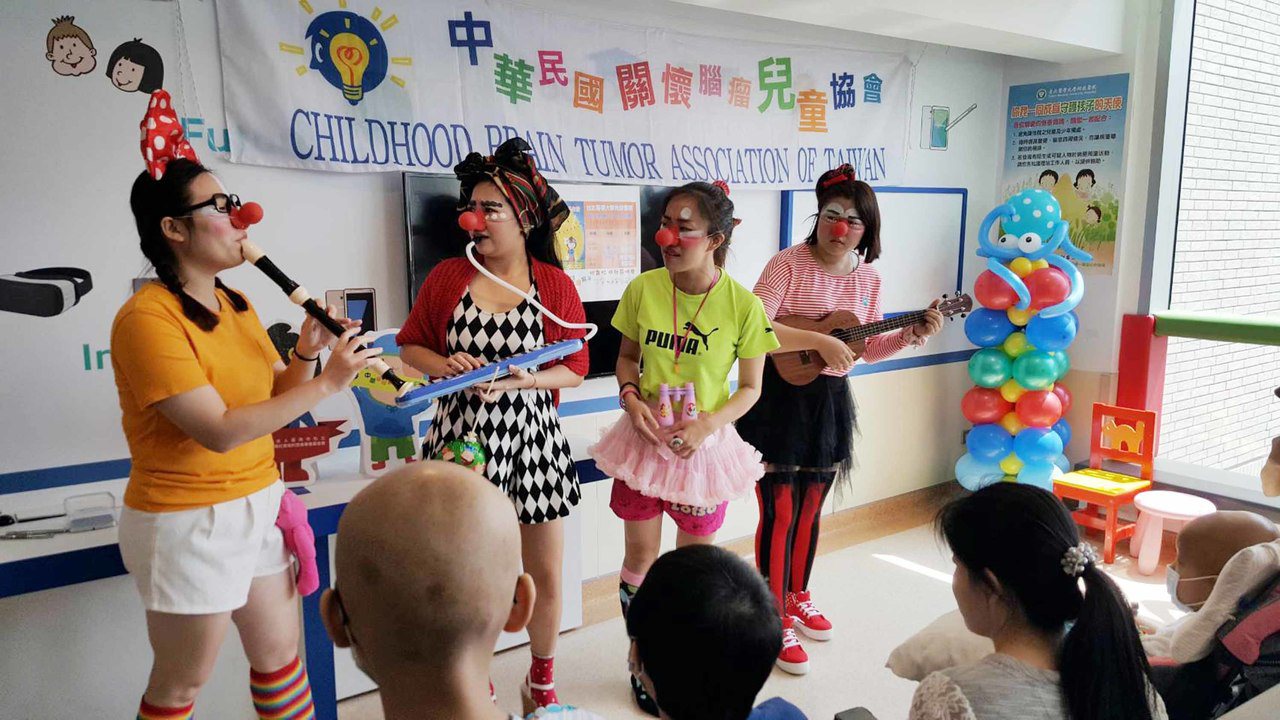 一群「紅鼻子」公益劇團演員20日到臺北醫學大學附設醫院兒童病房表演，為孩子及家長帶來溫暖，有勇氣面對未來。中央社