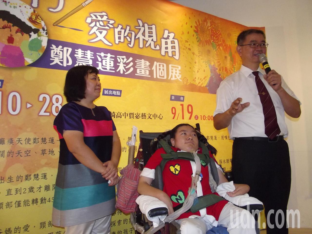 鄭慧蓮的父親鄭西村（右）代表她致詞感謝社會各界人士。記者謝恩得／攝影