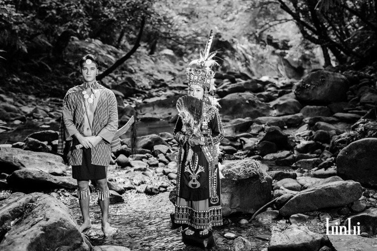 馬志翔與老婆穿上原住民傳統服飾深入山林秘境拍攝婚紗照，搭配上自然景色美如電影劇照...