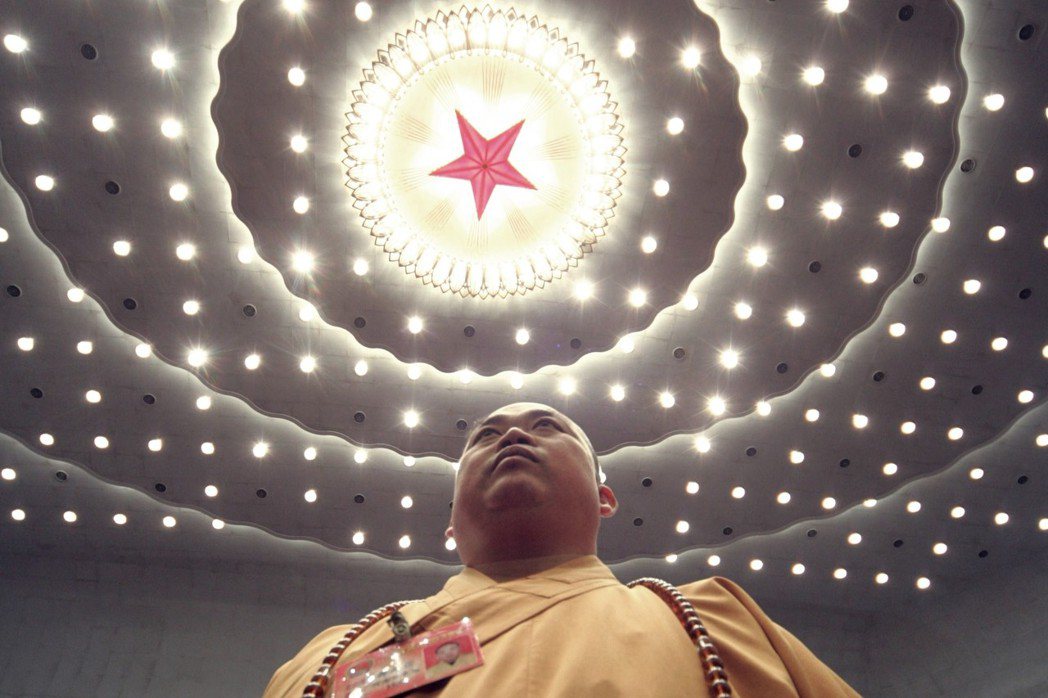 「阿彌陀佛，忠黨愛國。」圖為少林寺方丈釋永信在中國人民大會堂。 圖／路透社
