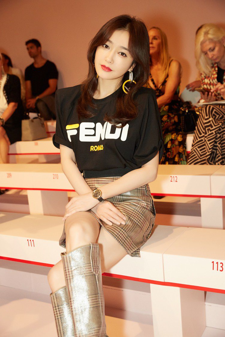 秦嵐出席Fendi2019春夏大秀身穿Fendi Mania T恤與短裙，亮麗時...