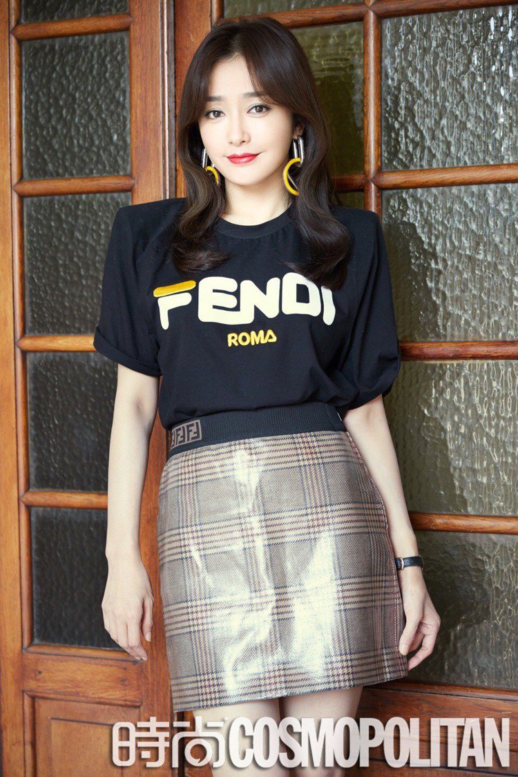 秦嵐出席Fendi 2019春夏大秀身穿Fendi Mania T恤與短裙，亮麗時髦。圖／取自微博秦嵐工作室