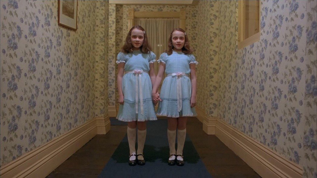 「鬼店」的雙胞胎一幕已經成為影史經典。圖／摘自推特