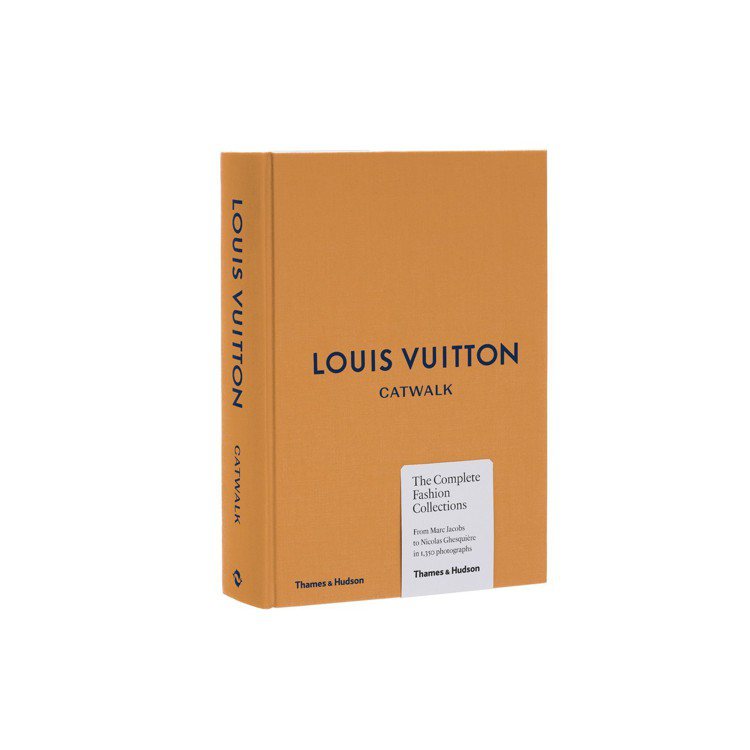 《LOUIS VUITTON CATWALK》在2018年9月於全球書店販售，精裝共632頁，售價2,499元。圖／LV提供
