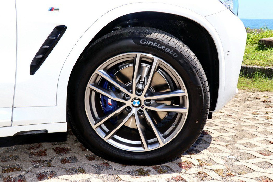 xDrive30i M Sport車型上採用雙色19吋5輻雙肋式M款輪圈。 記者...