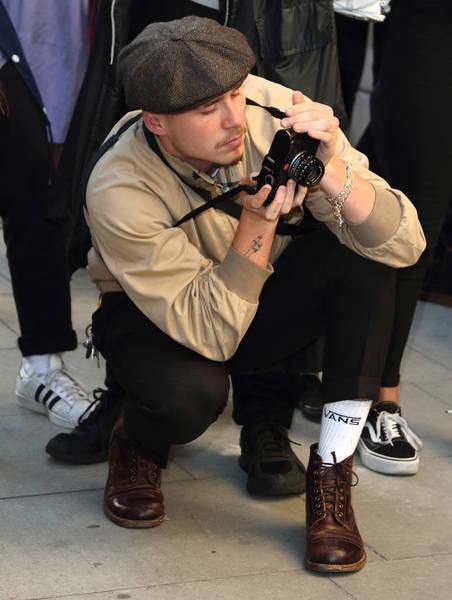 布魯克林貝克漢在日前的倫敦時裝周工作模樣，被網友酸「看起來蠢斃了」。圖／摘自Hollywood photo archive
