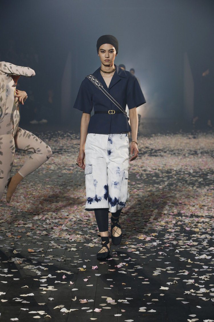 寬鬆的褲子取材自傳統男性舞者服飾，並融合丹寧注入街頭風。圖／Dior提供