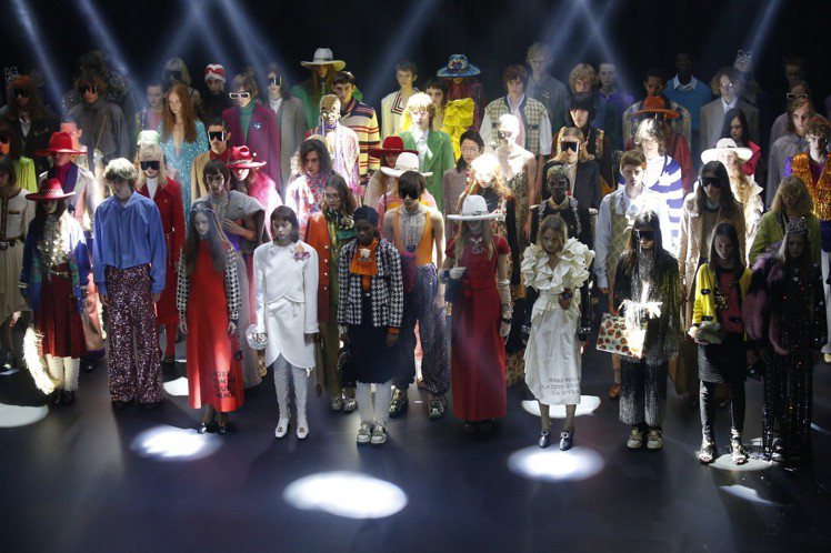 向來是米蘭時裝周重頭戲的Gucci，這回將2019春夏秀搬到巴黎著名的Théâtre Le Palace劇院舉辦，以此當作品牌對法國文化致敬的三部曲最終章。圖／Gucci提供