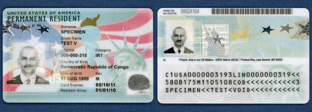 綠卡正（左）、反面樣本。 圖／取自美國公民及移民服務局（USCIS）