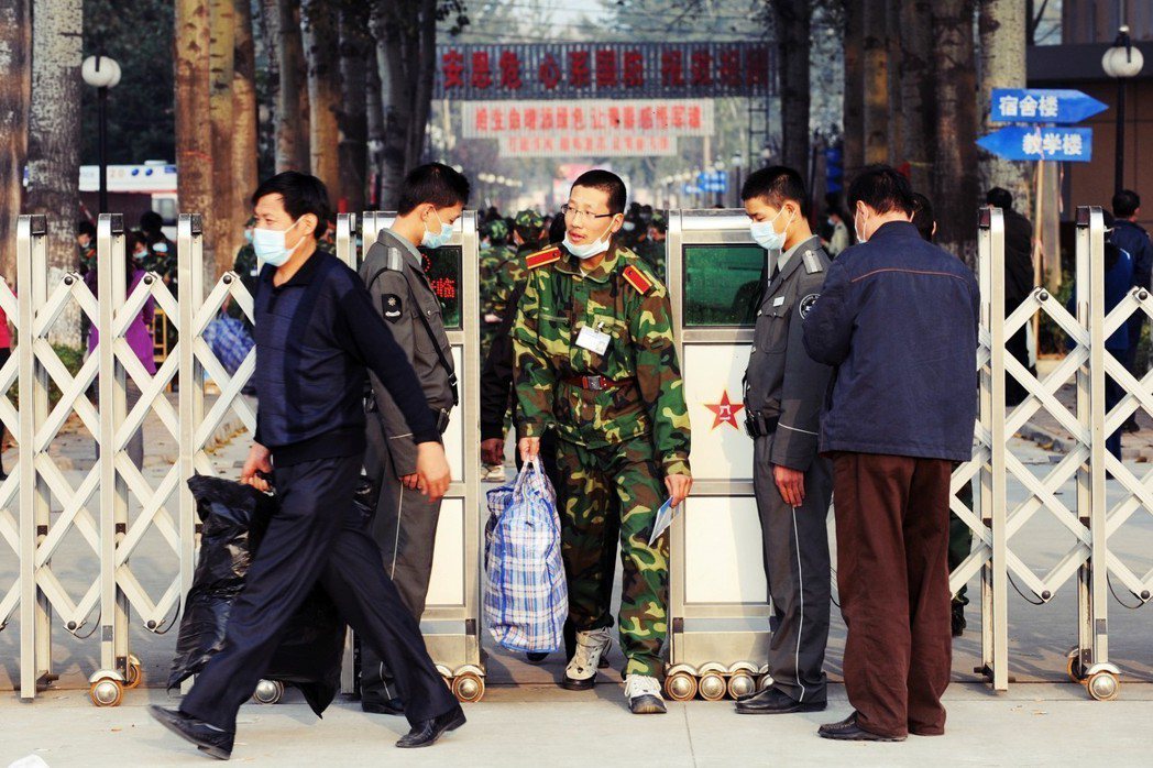 除了雨天，在「特殊緊急狀況」下，中國的軍訓課也可能終止。像是2009年秋季，北京...