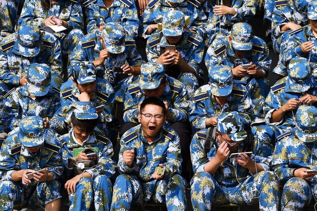 中國山西省晉中市，百般無聊的大一新生軍訓營。 圖／中新社