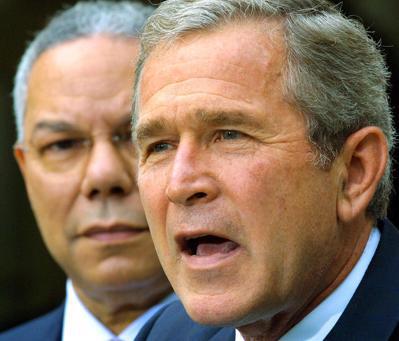 左為第65任美國國務卿科林·鮑威爾；右為美國前總統喬治·布希。圖／法新社