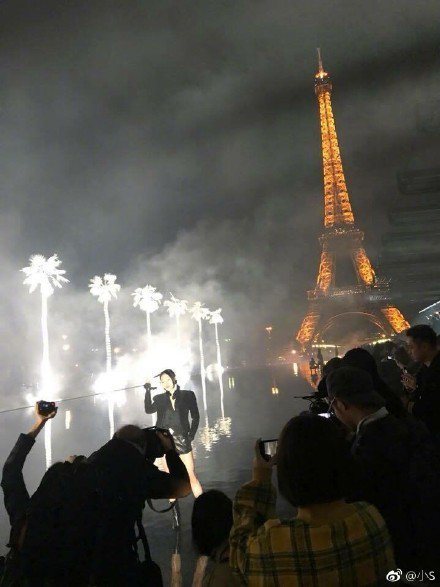 小S在巴黎時裝周看的第一場秀是Saint Laurent。圖／取自微博