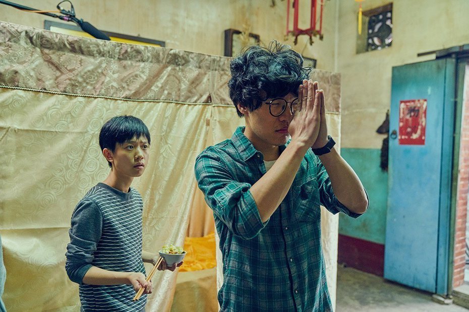 盧廣仲(右)、嚴正嵐演出「花甲男孩轉大人」獲得敲鐘機會。圖／台視提供