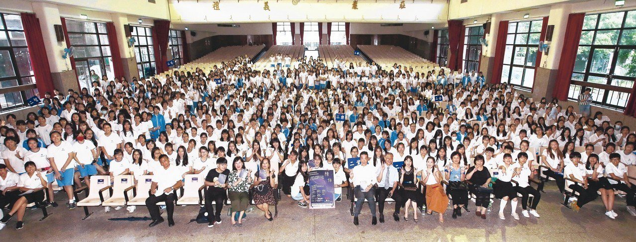 「陪伴專書校園講座」在台北中山女高校園舉行，現場800多位學生參與。 記者杜建重...