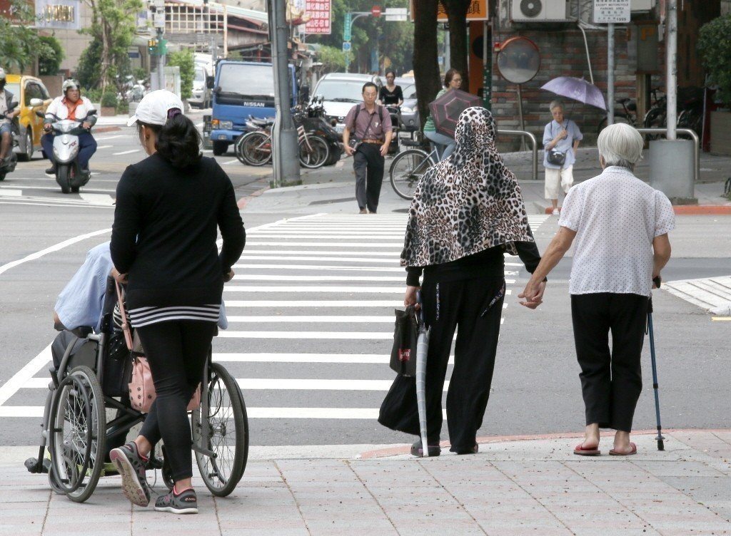目前台灣老年人口增加，老年病人因種種健康問題而須要醫療或看護照顧的人也愈來愈多。

