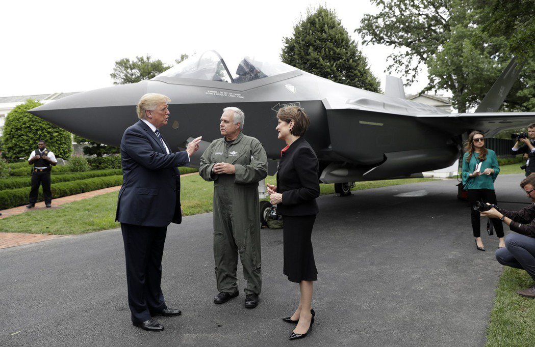 美國總統川普（左）多次稱讚F-35，不過也曾嫌它太貴。 （美聯社）