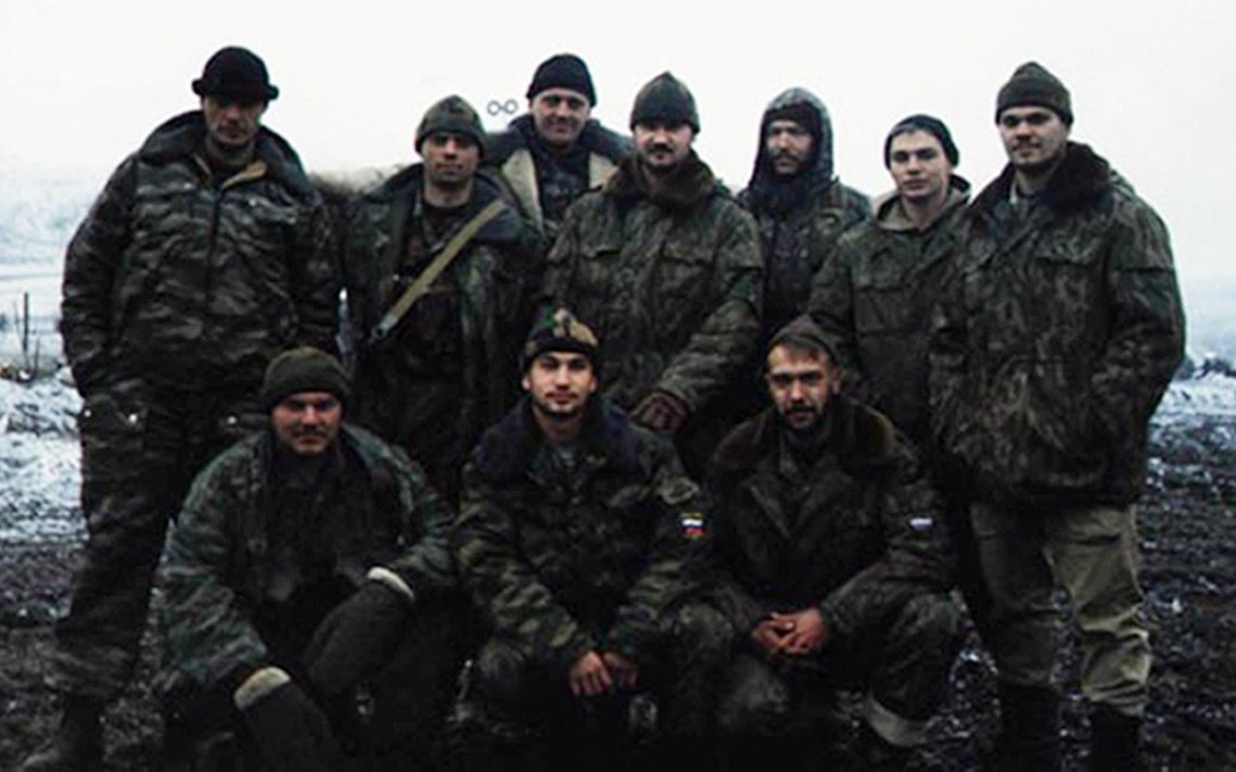 博西羅夫（後排最右）與GRU特種部隊在車臣戰爭的合影。 圖／Bellingcat