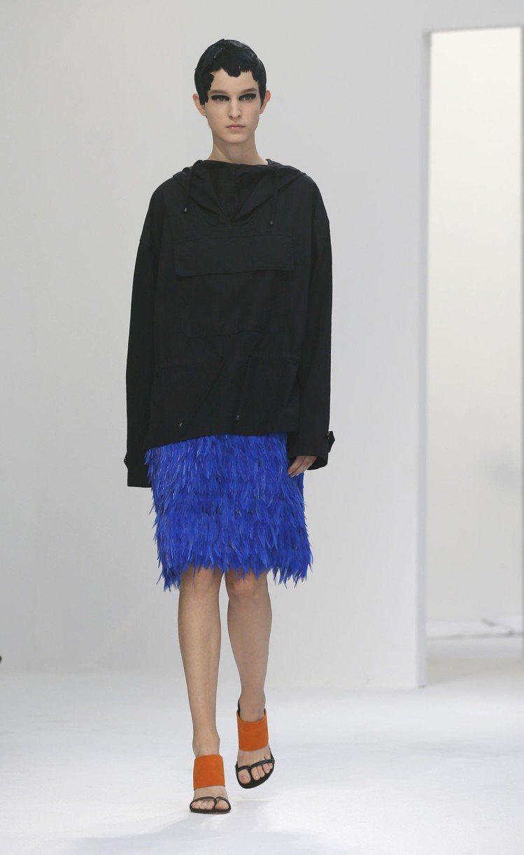 Dries Van Noten帶來一個明亮又繽紛的系列，鮮豔色彩貫穿全場，羽毛、一片片透明PVC流蘇等裝飾細節讓模特兒宛如飛鳥幻化成人。圖／美聯社