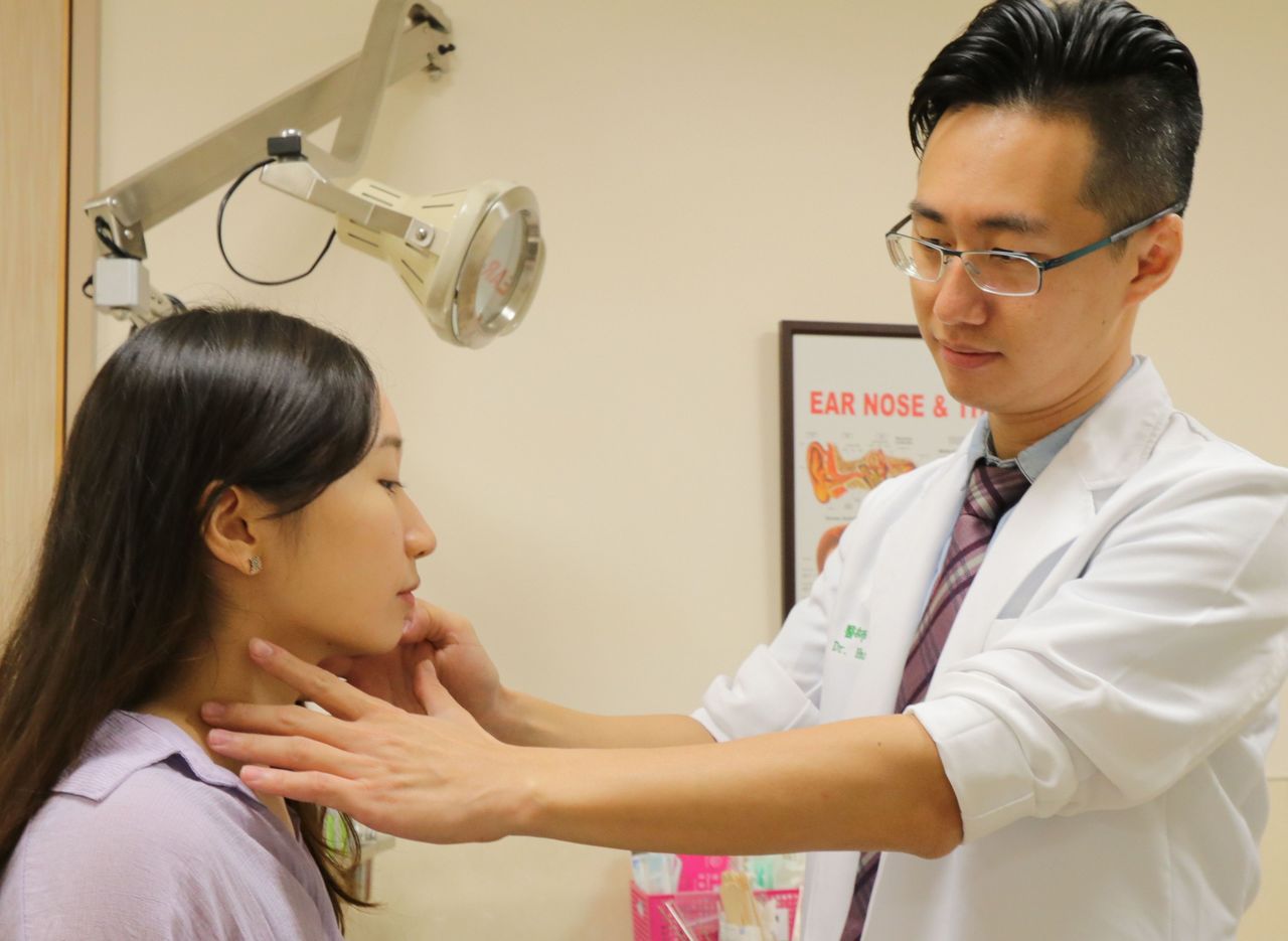 醫師黃純惟（右）建議，民眾若出現鼻涕中有血絲、單側耳朵悶塞感及頸部腫塊等症狀，應尋求醫師進一步檢查。圖／亞大醫院提供