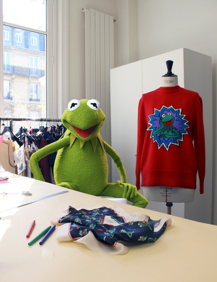 科米蛙在Sandro的巴黎工坊內。圖／sandro提供