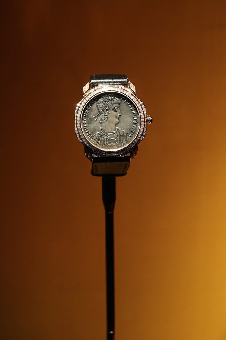寶格麗Octo超薄鏤空陀飛輪古幣懷表，18K玫瑰金表殼、表冠，掀蓋面盤為古羅馬硬幣，全球僅一只，約2,546萬元。圖／寶格麗提供