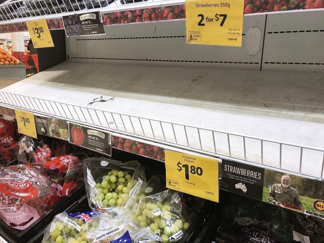 草莓藏針引發民眾恐慌，超市已緊急下架。 圖／歐新社