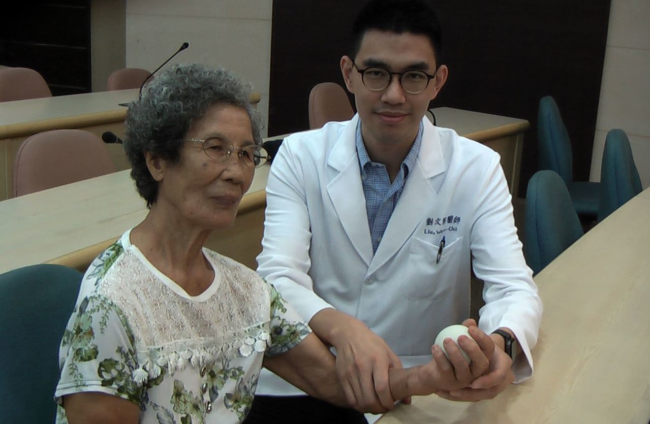 小港醫院骨科醫師劉文智（右）為84歲邱高老太太（左），以完全清醒無止血帶局部麻醉方式，執行前臂骨折開放復位及內固定手術。記者徐如宜／攝影