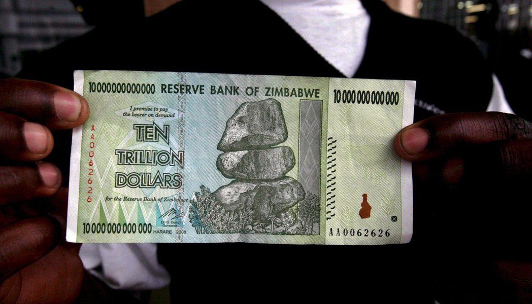辛巴威央行所印製的全球面額最大鈔票。（歐新社）