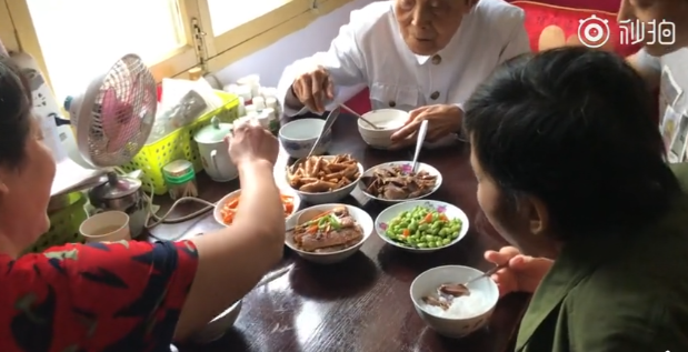李爺爺家裡規定使用公筷母匙。取自微博