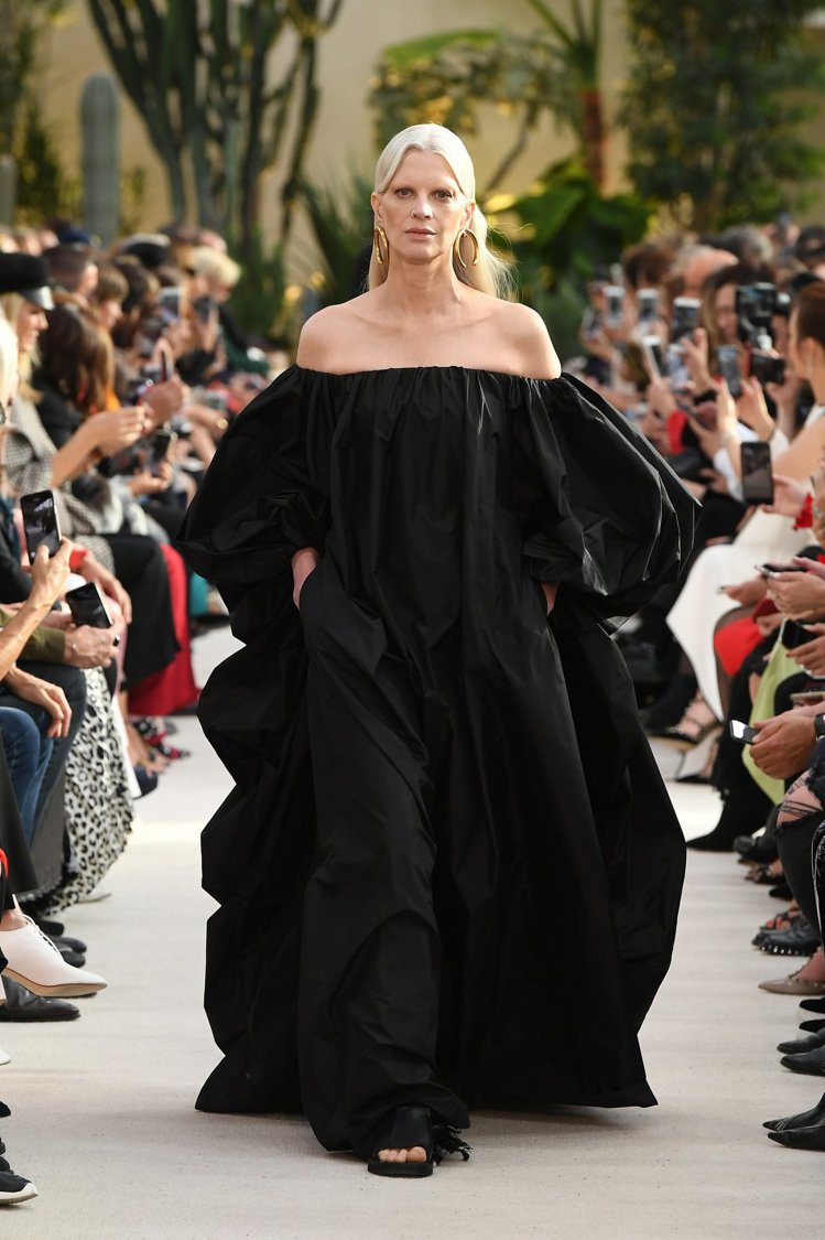名模Kristen McMenamy身穿黑色寬鬆線條的抹胸長洋裝，替Valent...