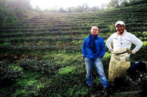 臺灣藍鵲茶創辦人黃柏鈞（左）與友善耕作茶農，一起為台灣這片土地默默努力。圖╱八百...