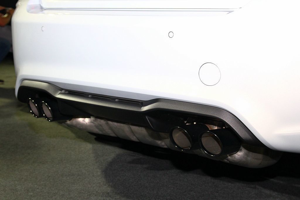 車尾配置斜口四出排氣管，展現BMW M2 Competition性能氣勢。 記者...
