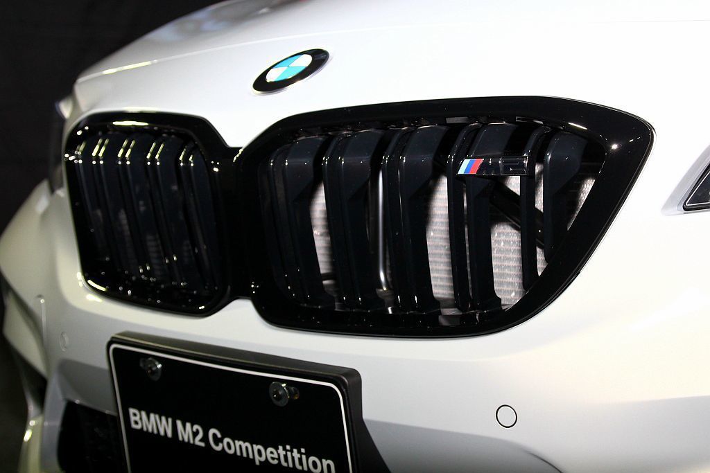 BMW M2 Competition車款首度採用一體式黑色高光澤水箱護罩設計。 ...