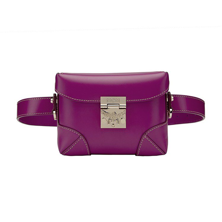 Soft Berlin紫紅色腰包，售價27,000元。圖／MCM提供