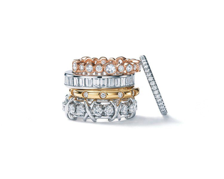 （由上至下）Tiffany Celebration Rings 鑽石戒指，價格店洽，價格店洽，61,000元，35萬9,000元。右為 12萬3,000元。圖／Tiffany提供