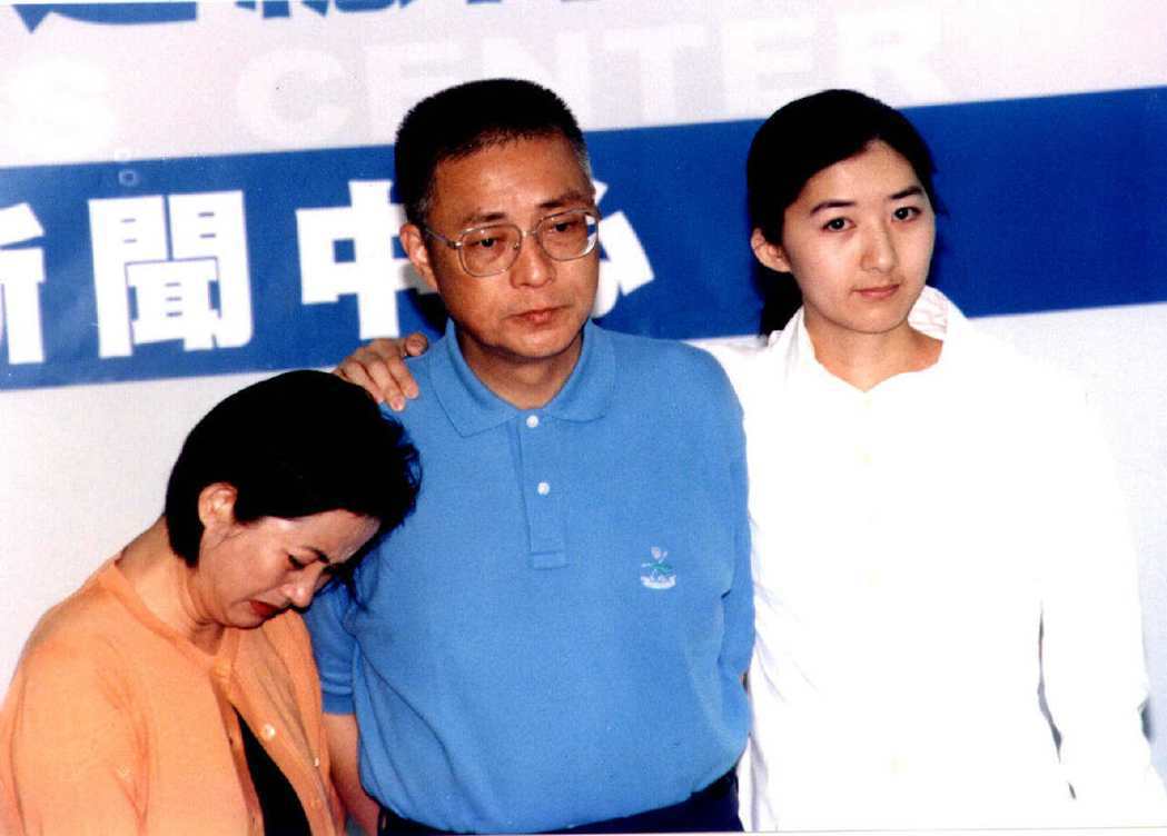 1998年吳敦義競選高雄市長連任，綠營提出錄音帶指控他有婚外情，吳（中）與太太蔡...