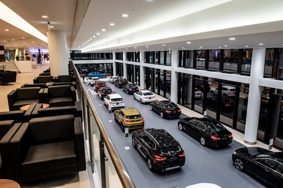 BMW Driving Gallery展示廊道開闊明亮，最多可陳列20台新車。 圖／汎德提供