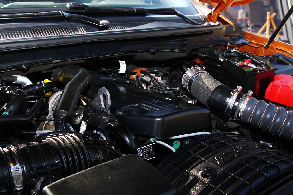 嶄新2.0L Bi-Turbo柴油雙渦輪引擎，具備傲人的213ps最大馬力及51...